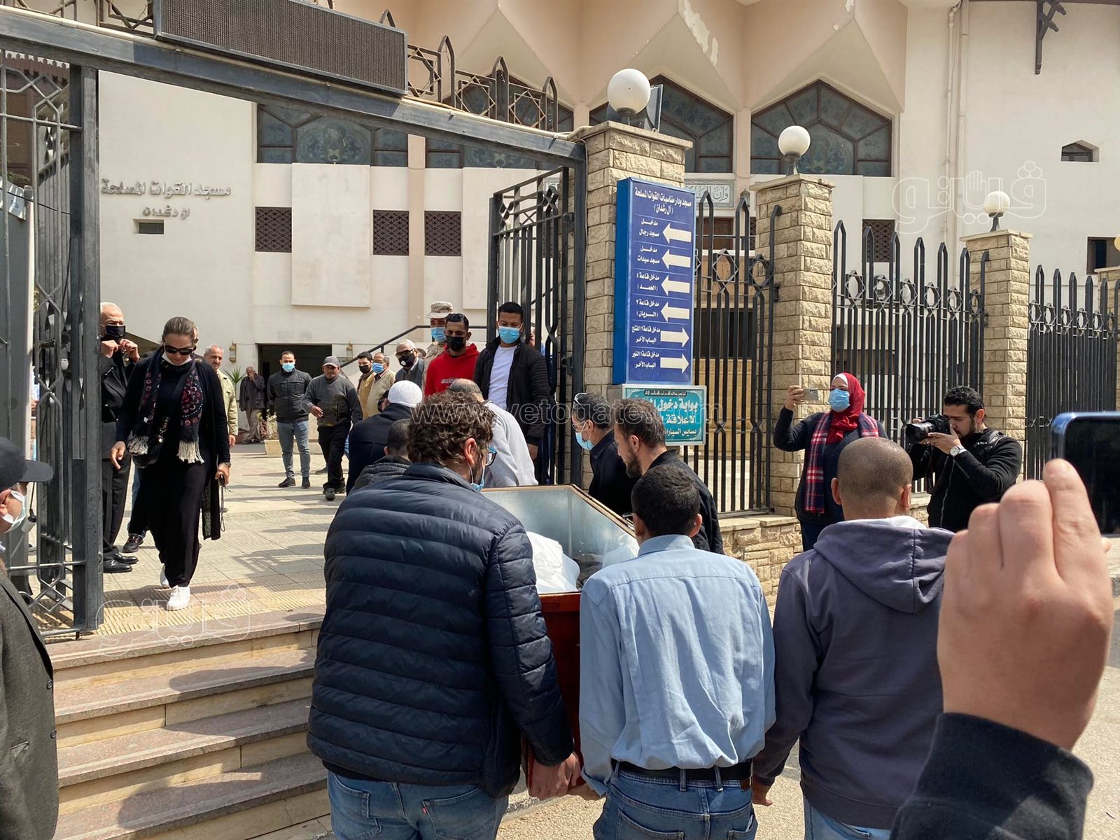 وصول جثمان شقيق أحمد عبد العزيز لمسجد آل رشدان (3)