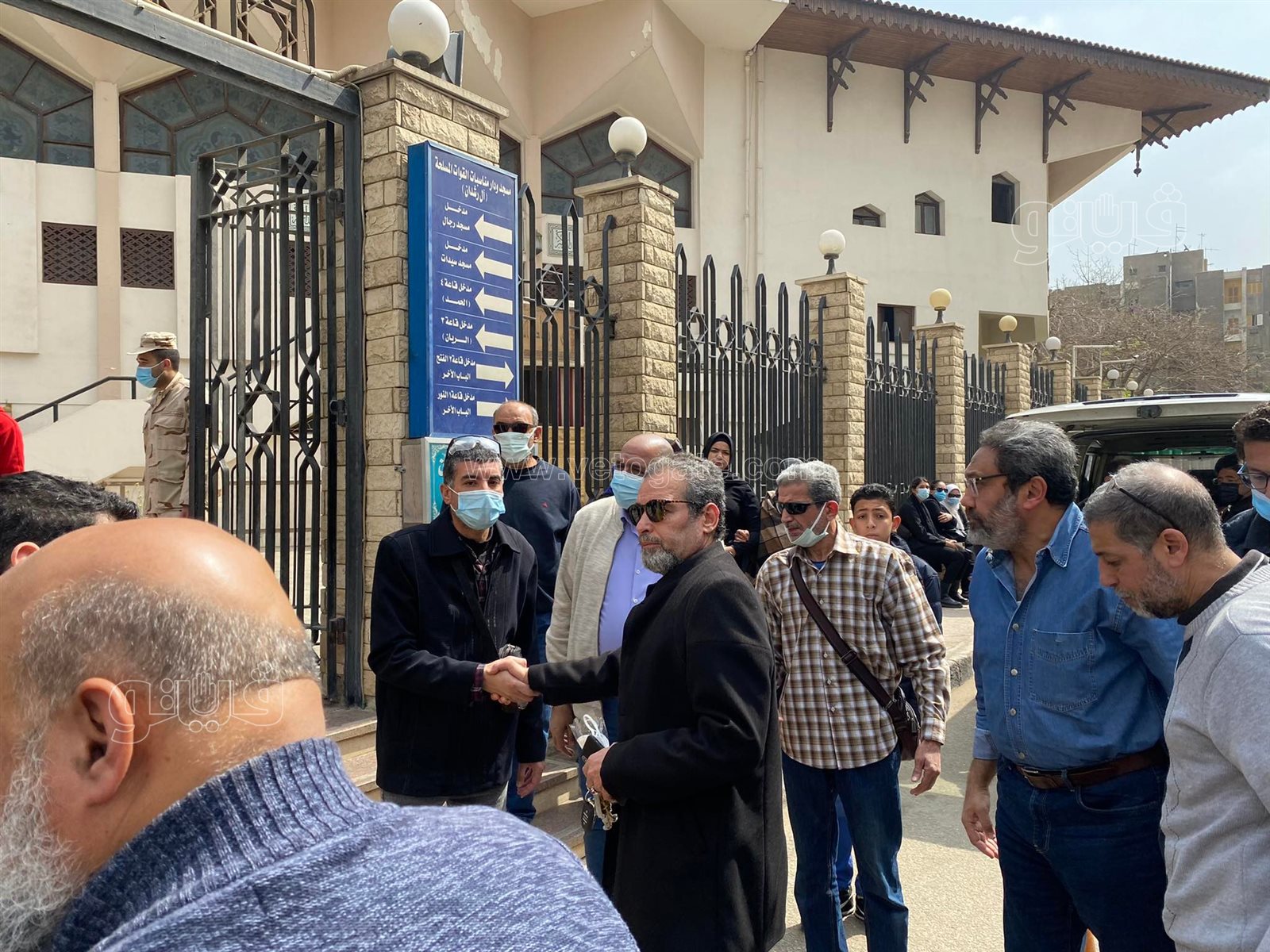 وصول جثمان شقيق أحمد عبد العزيز لمسجد آل رشدان (8)