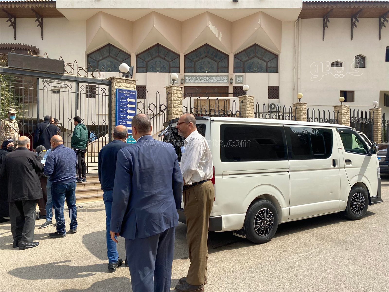 وصول جثمان شقيق أحمد عبد العزيز لمسجد آل رشدان (9)