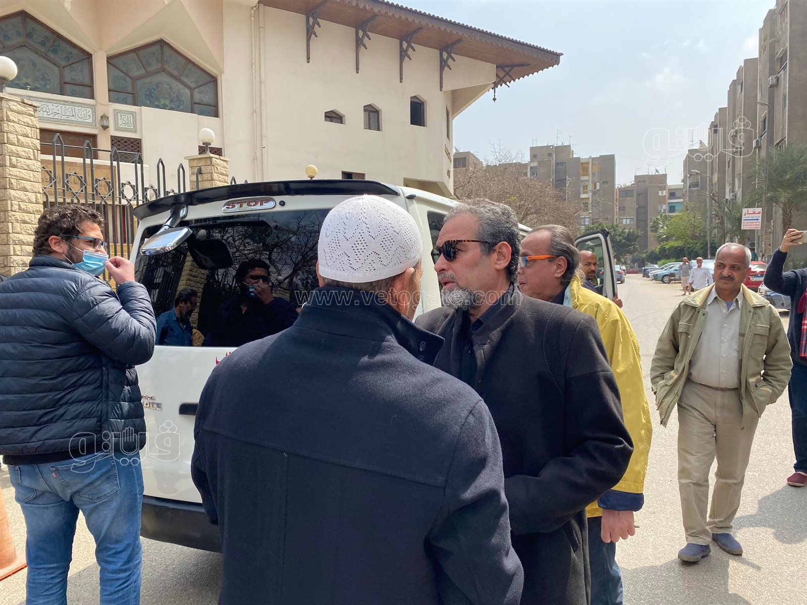 وصول جثمان شقيق أحمد عبد العزيز لمسجد آل رشدان (10)