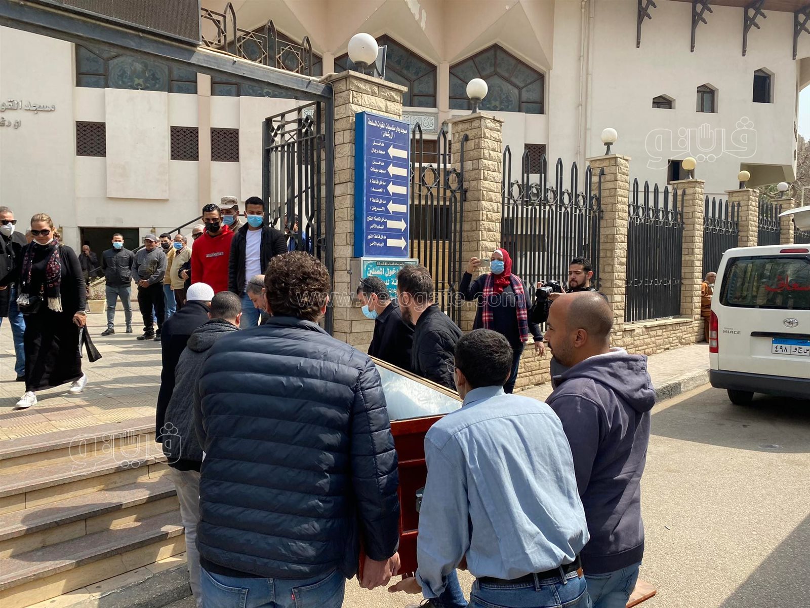 وصول جثمان شقيق أحمد عبد العزيز لمسجد آل رشدان (11)