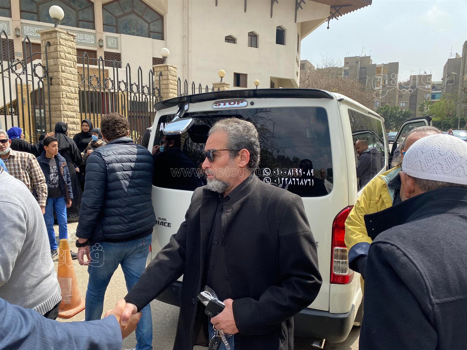 وصول جثمان شقيق أحمد عبد العزيز لمسجد آل رشدان (12)