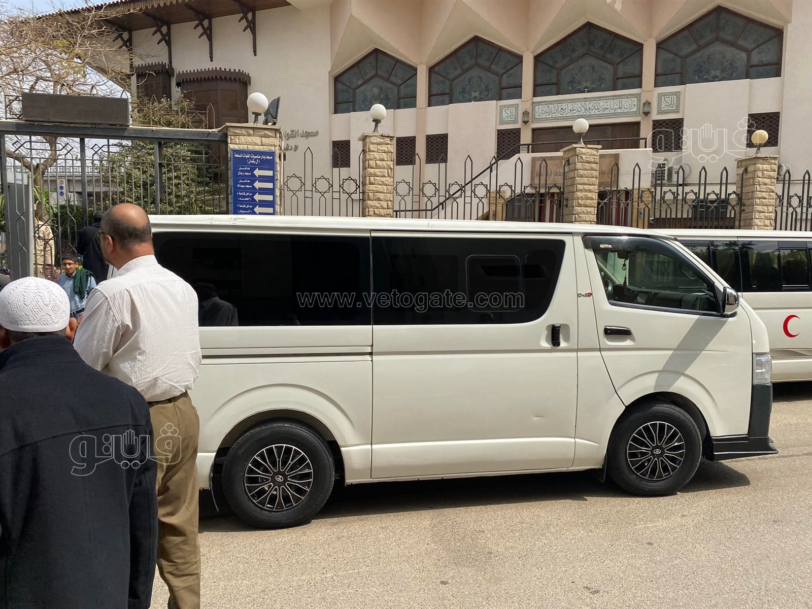 وصول جثمان شقيق أحمد عبد العزيز لمسجد آل رشدان (13)