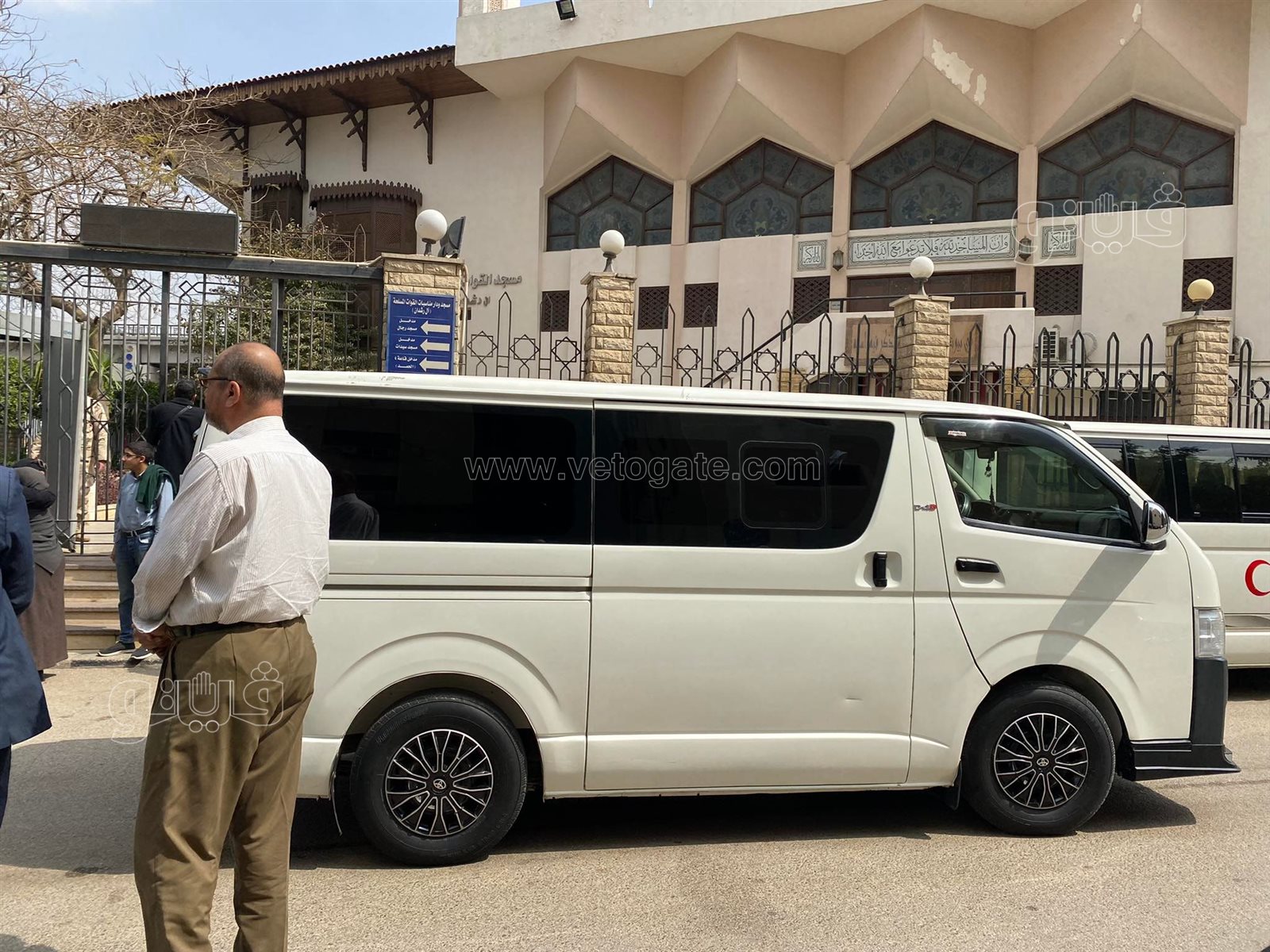 وصول جثمان شقيق أحمد عبد العزيز لمسجد آل رشدان (14)