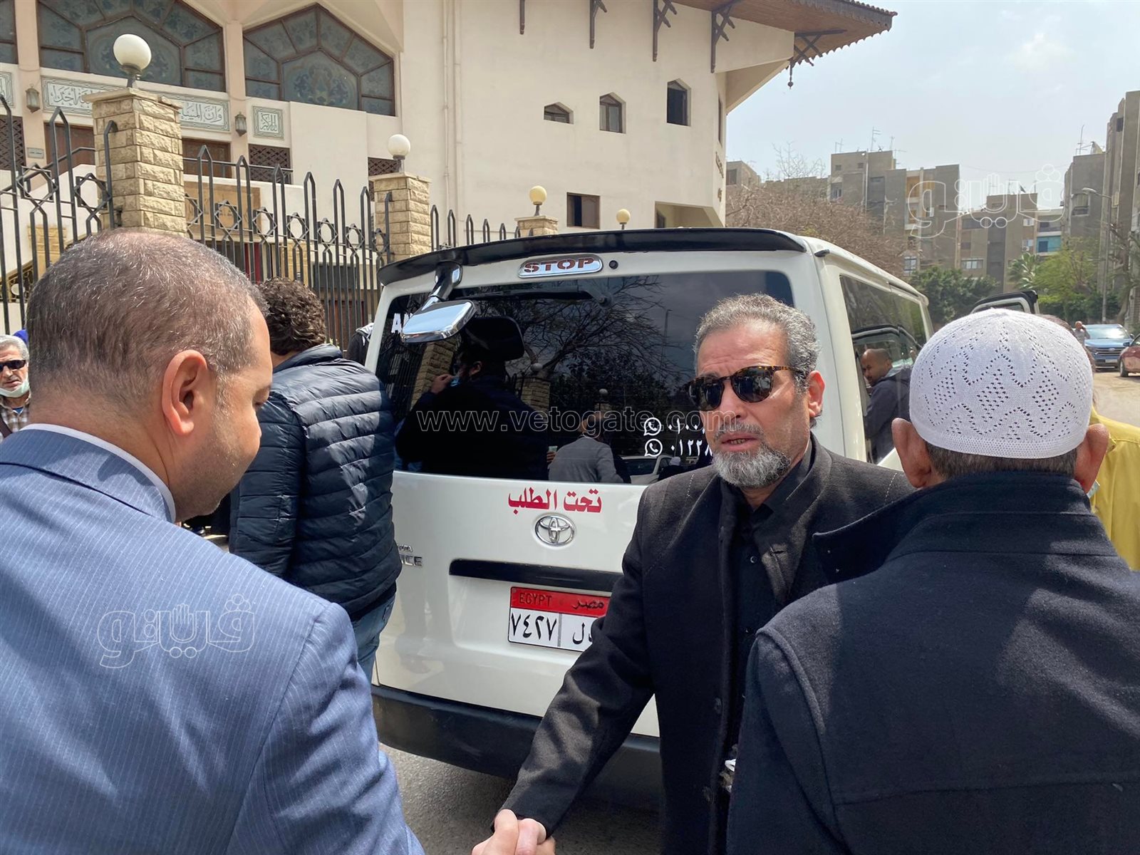 وصول جثمان شقيق أحمد عبد العزيز لمسجد آل رشدان (15)