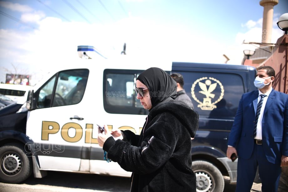 وصول جثمان أنيسة حسونة لصلاة الجنازة عليها بمسجد الشرطة (1)