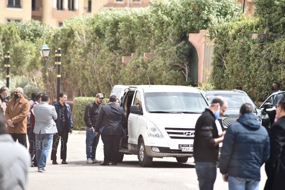 المئات يشاركون في صلاة الجنازة على أنيسة حسونة بمسجد الشرطة (1)