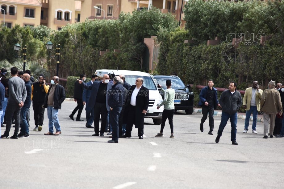 المئات يشاركون في صلاة الجنازة على أنيسة حسونة بمسجد الشرطة (3)