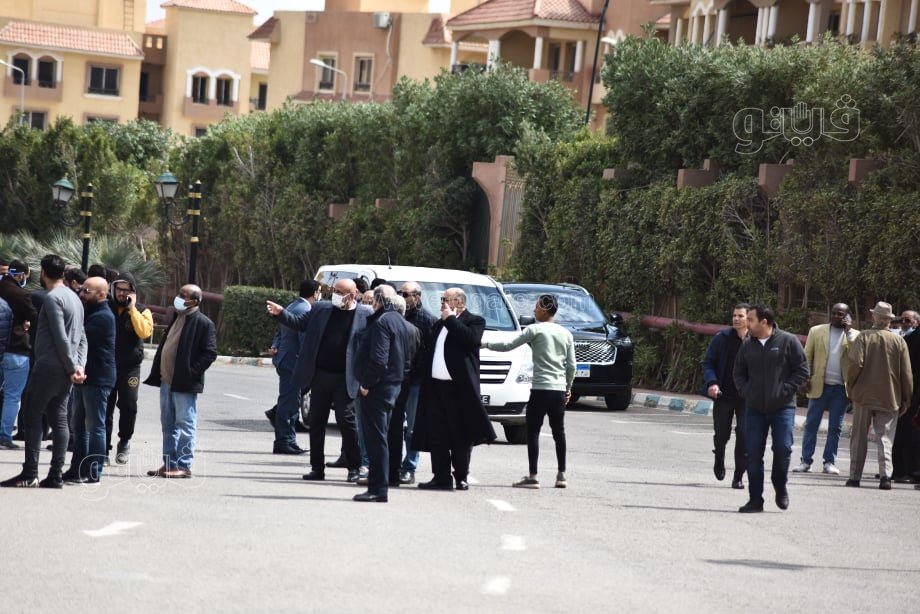 المئات يشاركون في صلاة الجنازة على أنيسة حسونة بمسجد الشرطة (4)