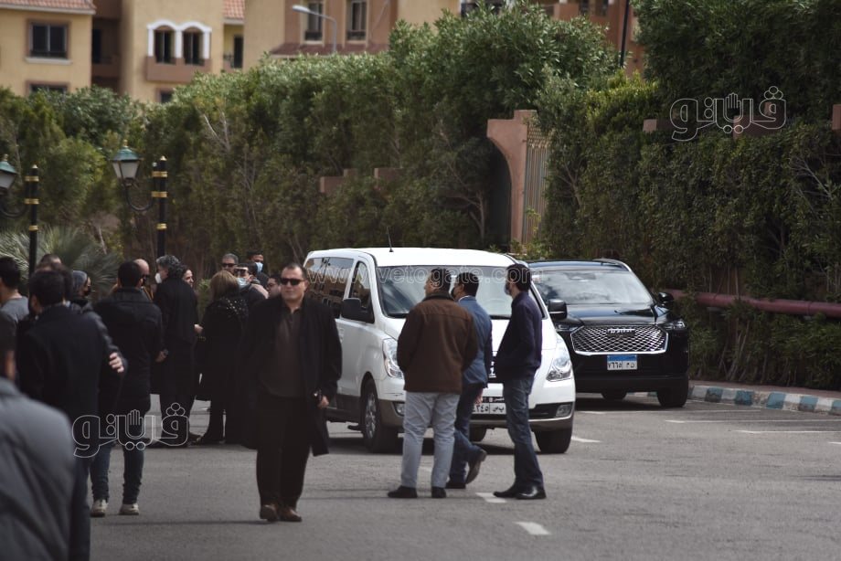 المئات يشاركون في صلاة الجنازة على أنيسة حسونة بمسجد الشرطة (5)