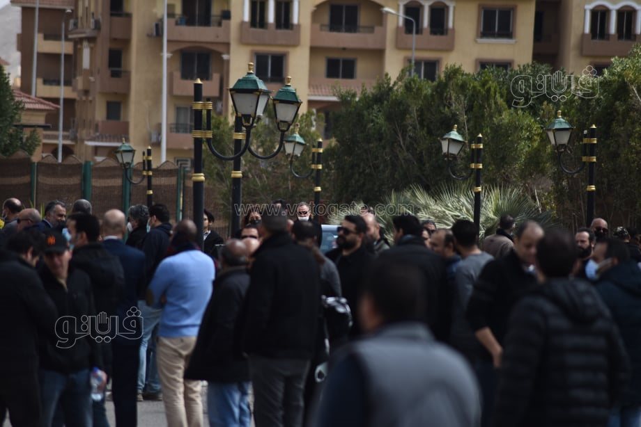 المئات يشاركون في صلاة الجنازة على أنيسة حسونة بمسجد الشرطة (6)