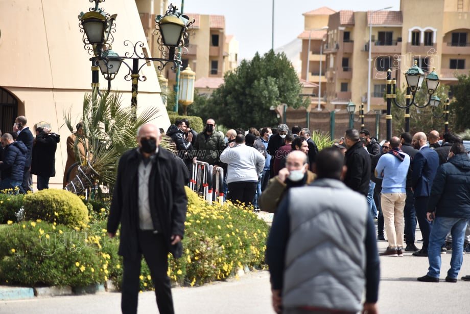 المئات يشاركون في صلاة الجنازة على أنيسة حسونة بمسجد الشرطة (9)