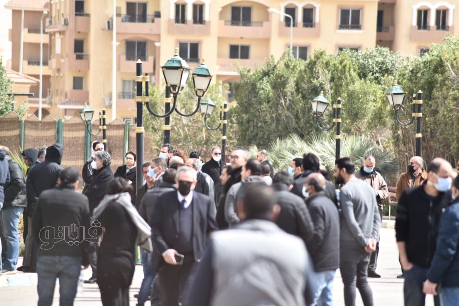 المئات يشاركون في صلاة الجنازة على أنيسة حسونة بمسجد الشرطة (11)