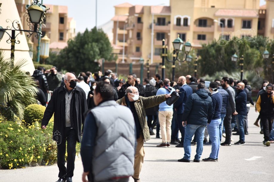 المئات يشاركون في صلاة الجنازة على أنيسة حسونة بمسجد الشرطة (13)