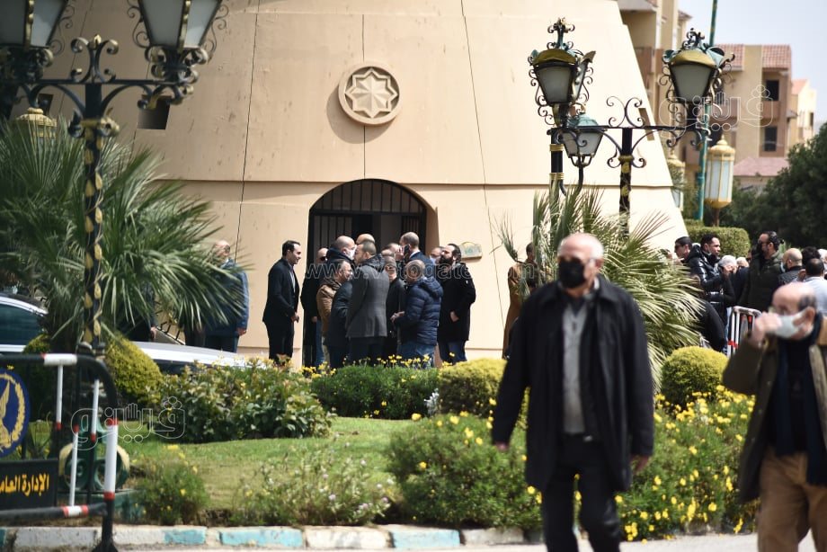 المئات يشاركون في صلاة الجنازة على أنيسة حسونة بمسجد الشرطة (14)