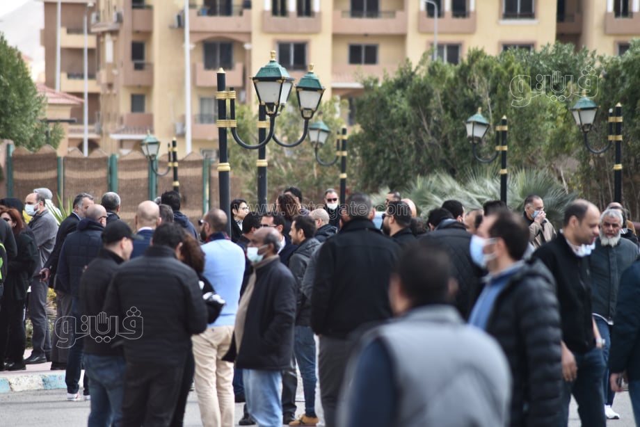 المئات يشاركون في صلاة الجنازة على أنيسة حسونة بمسجد الشرطة (18)