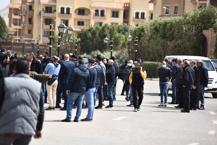 المئات يشاركون في صلاة الجنازة على أنيسة حسونة بمسجد الشرطة (19)