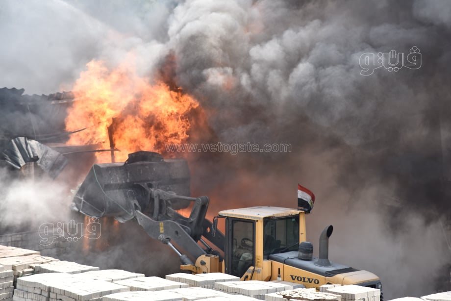 استمرار عمليات الإطفاء للسيطرة على حريق مصنع البويات بأبو رواش (4)