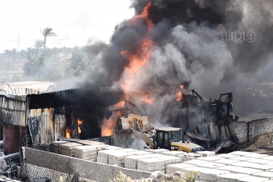 استمرار عمليات الإطفاء للسيطرة على حريق مصنع البويات بأبو رواش (11)