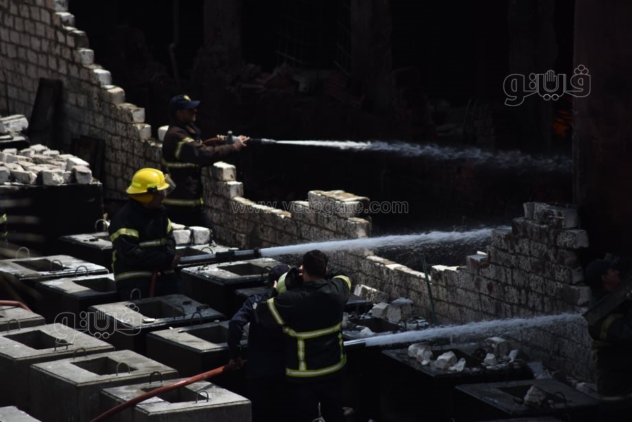 استمرار عمليات الإطفاء للسيطرة على حريق مصنع البويات بأبو رواش (12)