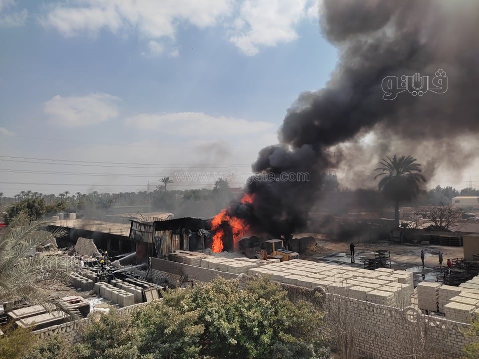 استمرار عمليات الإطفاء للسيطرة على حريق مصنع البويات بأبو رواش (13)