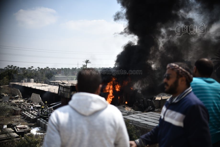 استمرار عمليات الإطفاء للسيطرة على حريق مصنع البويات بأبو رواش (17)