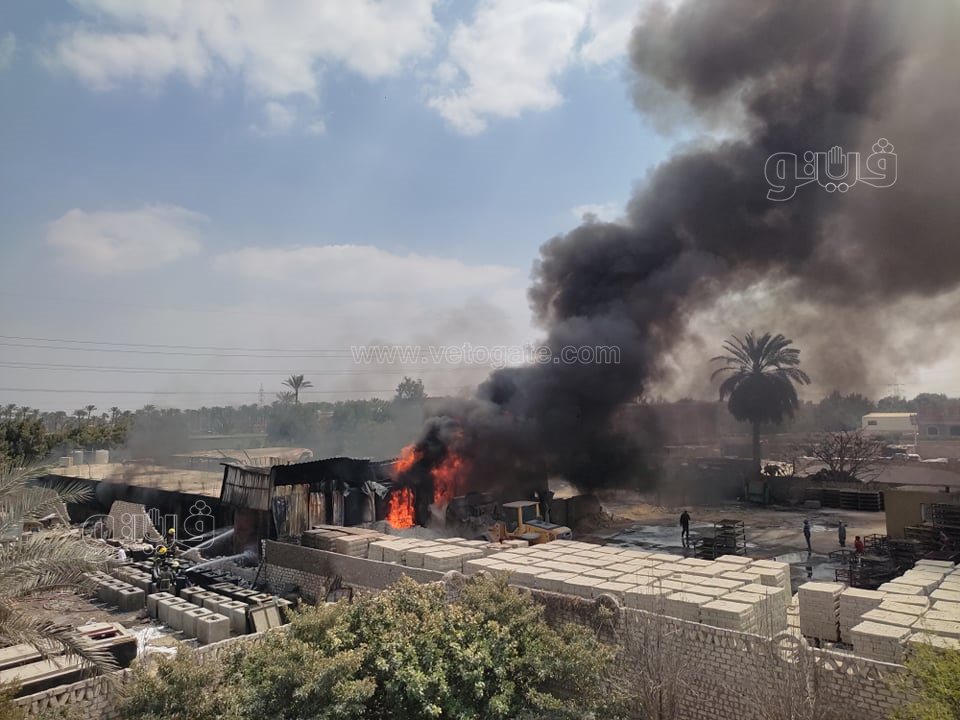 استمرار عمليات الإطفاء للسيطرة على حريق مصنع البويات بأبو رواش (14)