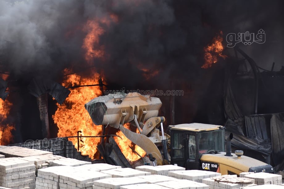 استمرار عمليات الإطفاء للسيطرة على حريق مصنع البويات بأبو رواش (15)