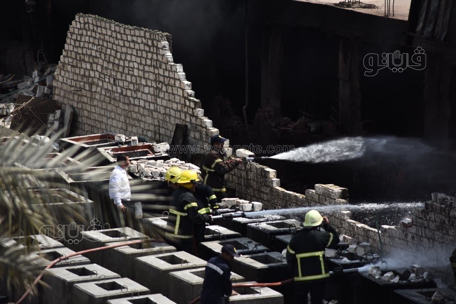 استمرار عمليات الإطفاء للسيطرة على حريق مصنع البويات بأبو رواش (16)