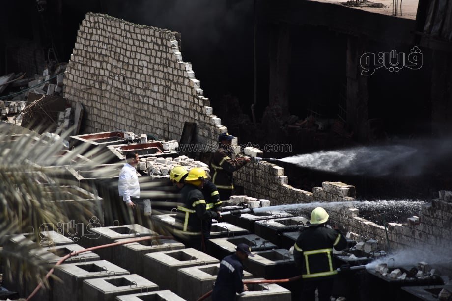 استمرار عمليات الإطفاء للسيطرة على حريق مصنع البويات بأبو رواش (1)