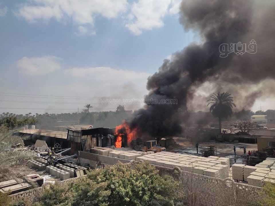 استمرار عمليات الإطفاء للسيطرة على حريق مصنع البويات بأبو رواش (2)