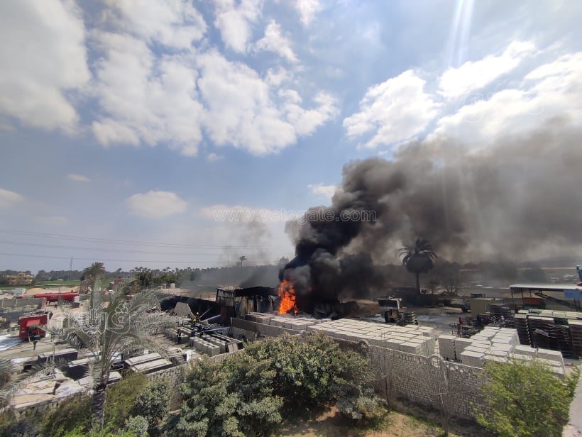 استمرار عمليات الإطفاء للسيطرة على حريق مصنع البويات بأبو رواش (3)