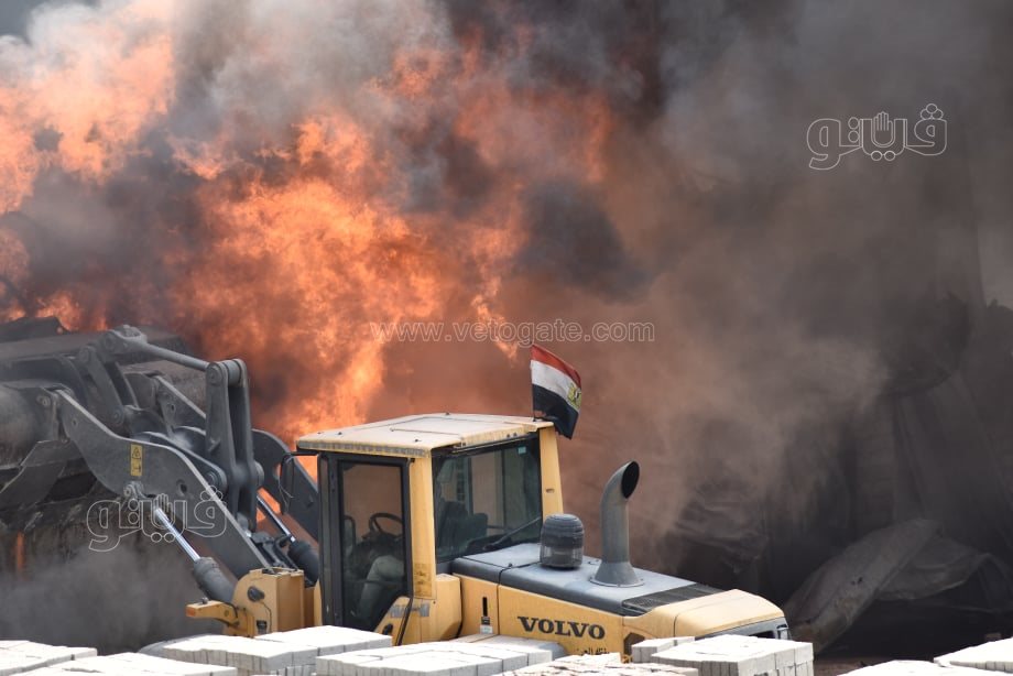 استمرار عمليات الإطفاء للسيطرة على حريق مصنع البويات بأبو رواش (7)