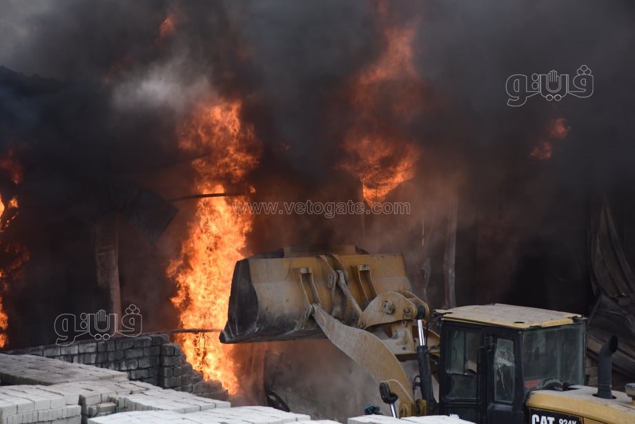 استمرار عمليات الإطفاء للسيطرة على حريق مصنع البويات بأبو رواش (8)