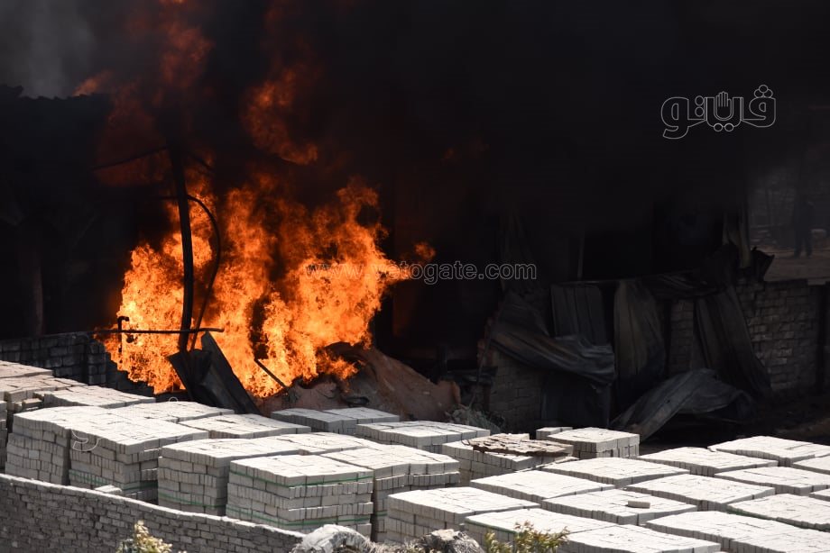 استمرار عمليات الإطفاء للسيطرة على حريق مصنع البويات بأبو رواش (9)
