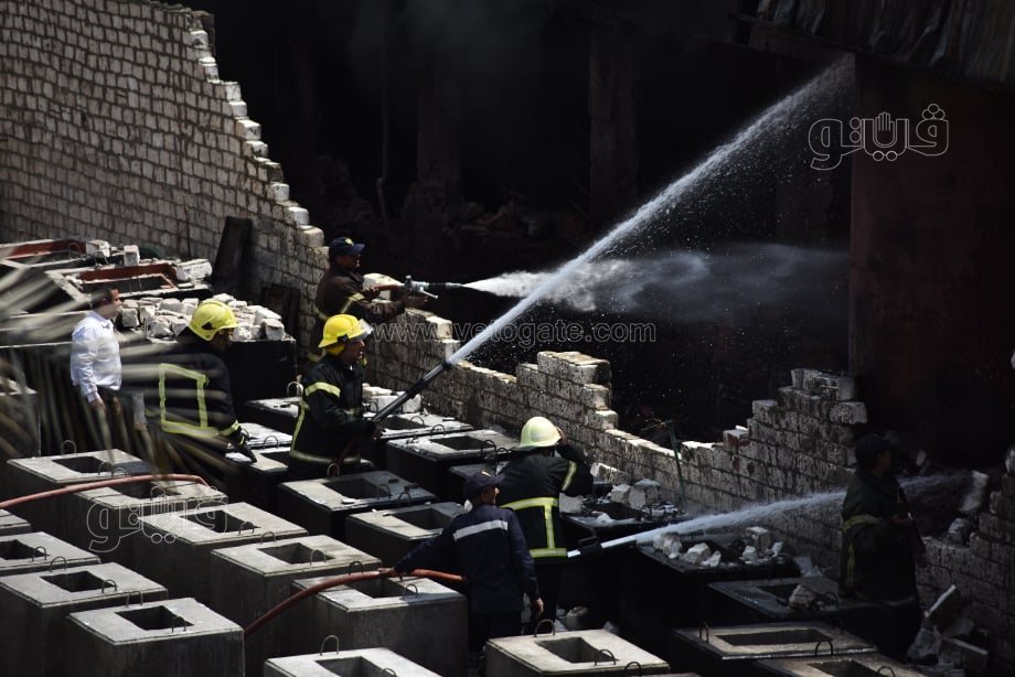 استمرار عمليات الإطفاء للسيطرة على حريق مصنع البويات بأبو رواش (5)