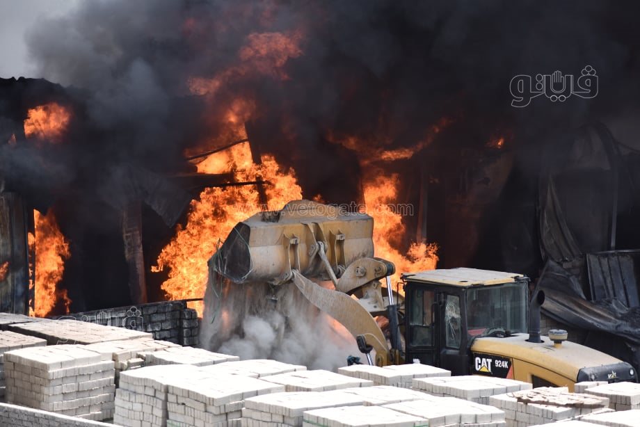استمرار عمليات الإطفاء للسيطرة على حريق مصنع البويات بأبو رواش (6)
