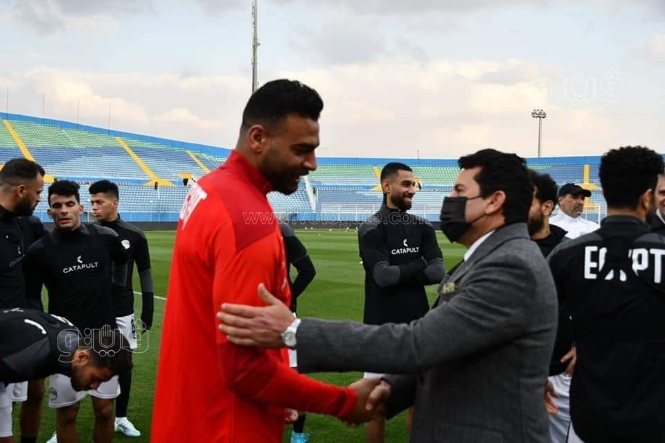 وزير الرياضة مع المنتخب (1)