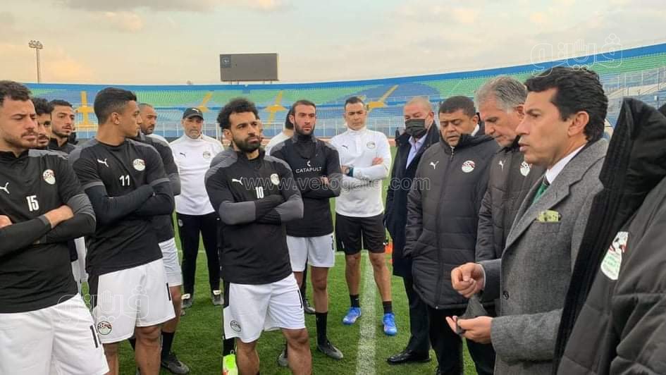 وزير الرياضة مع المنتخب (3)