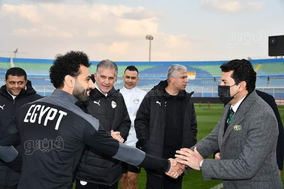 وزير الرياضة مع المنتخب (4)