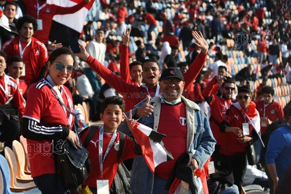 الجميلات يخطفن الأنظار بمدرجات استاد القاهرة (9)