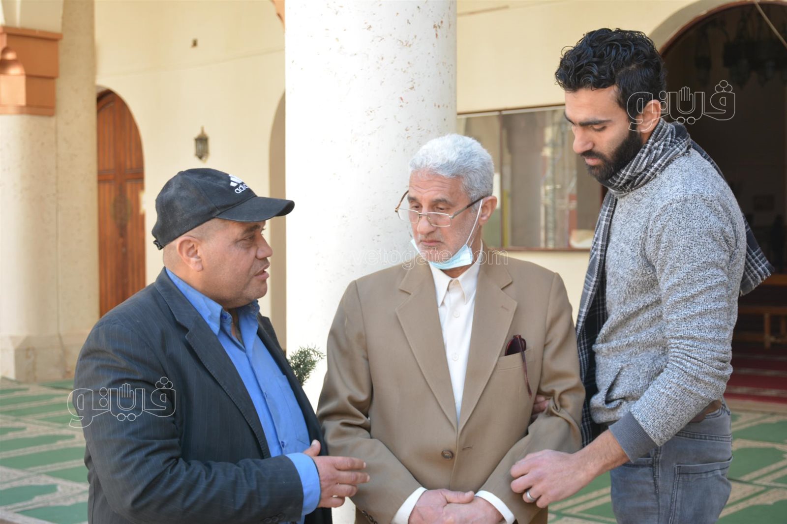 الحزن يسيطر على شقيق أحمد حلاوة فور وصول الجثمان استعدادا لتشييعه (1)