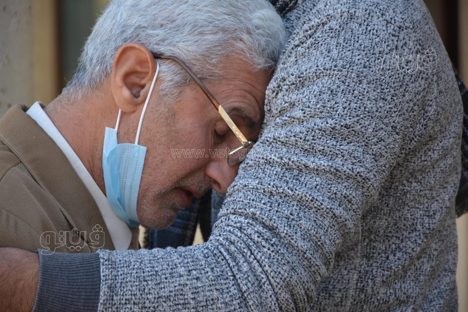 الحزن يسيطر على شقيق أحمد حلاوة فور وصول الجثمان استعدادا لتشييعه (3)