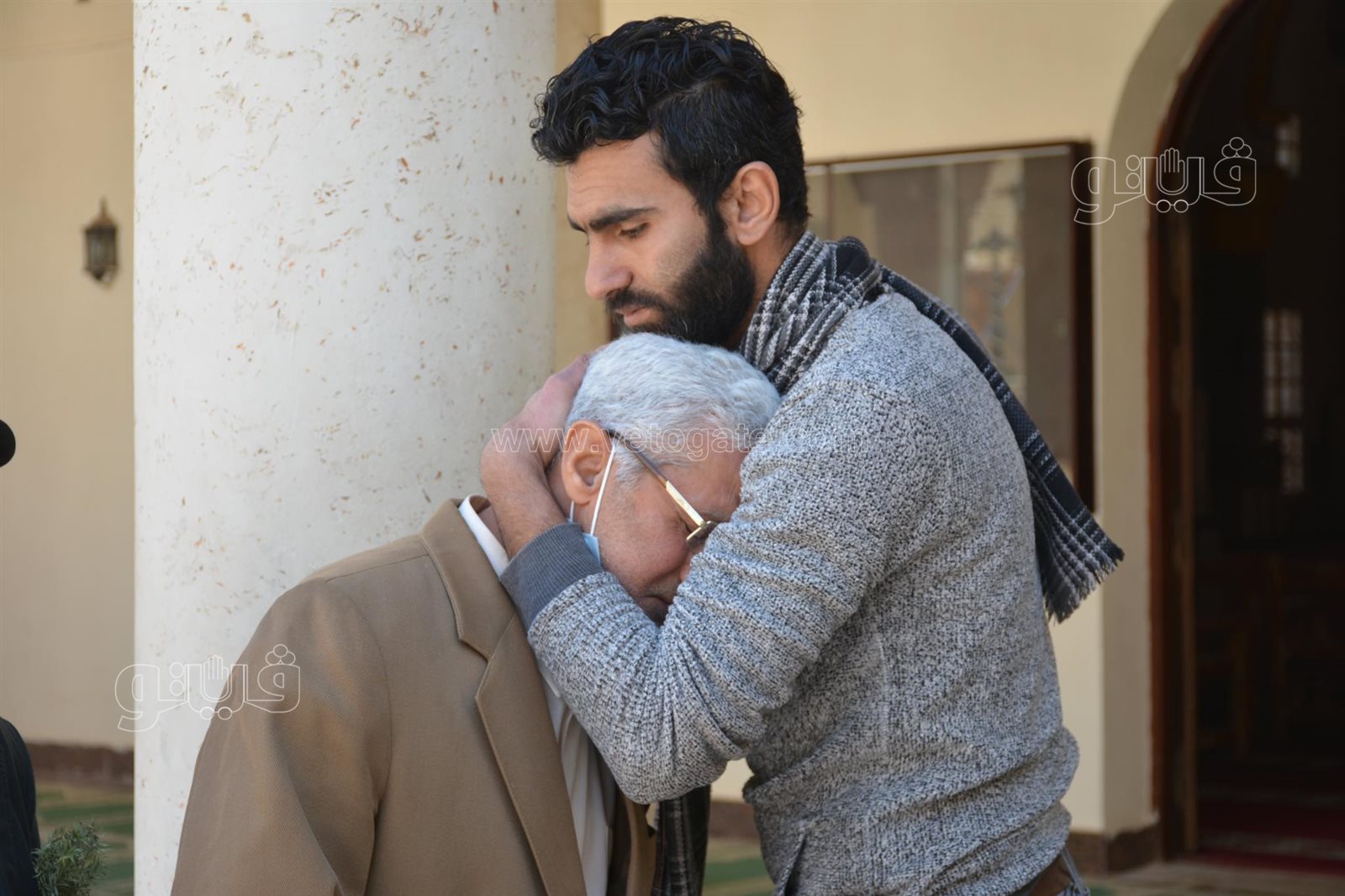 الحزن يسيطر على شقيق أحمد حلاوة فور وصول الجثمان استعدادا لتشييعه (4)