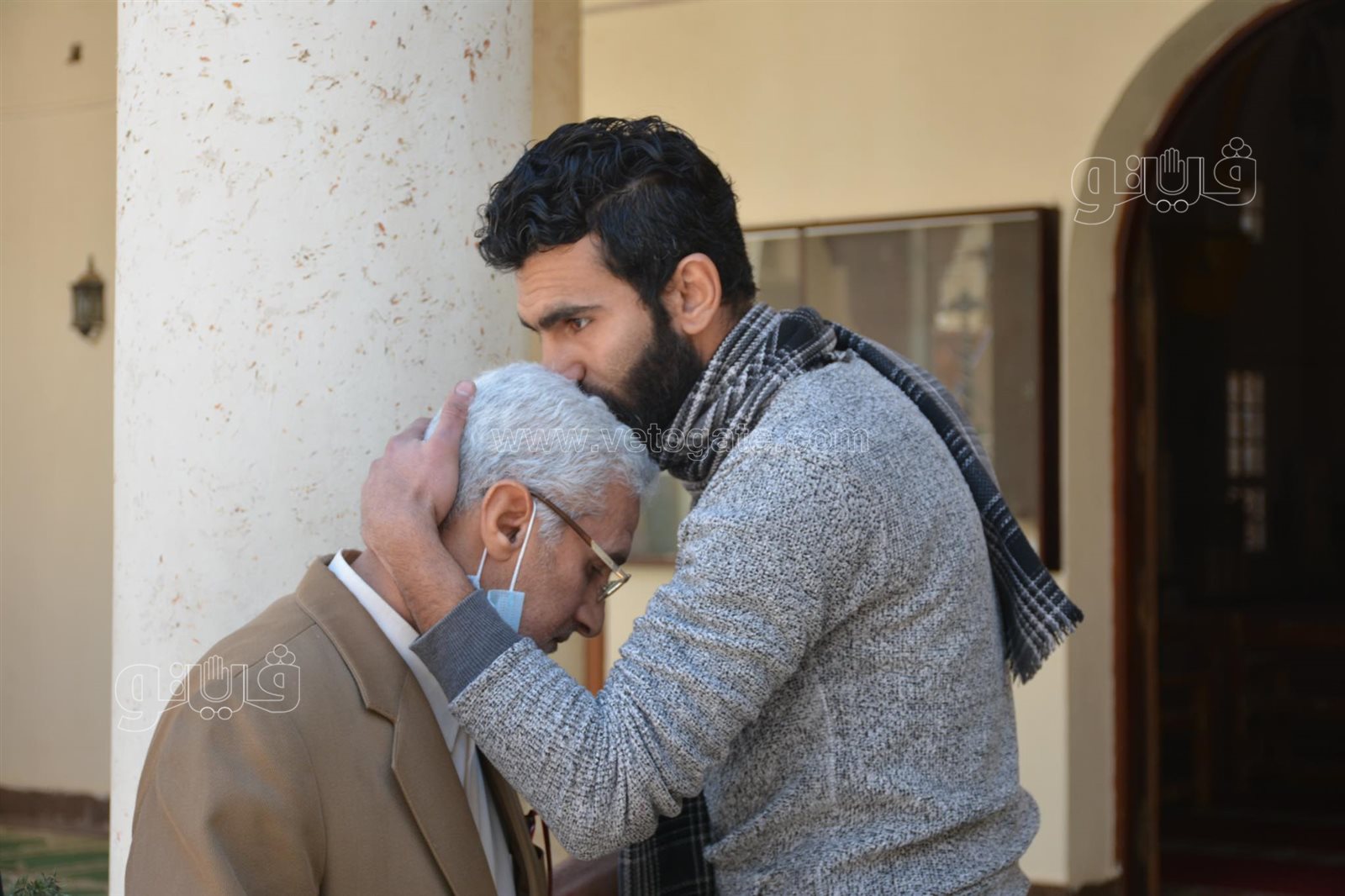 الحزن يسيطر على شقيق أحمد حلاوة فور وصول الجثمان استعدادا لتشييعه (5)