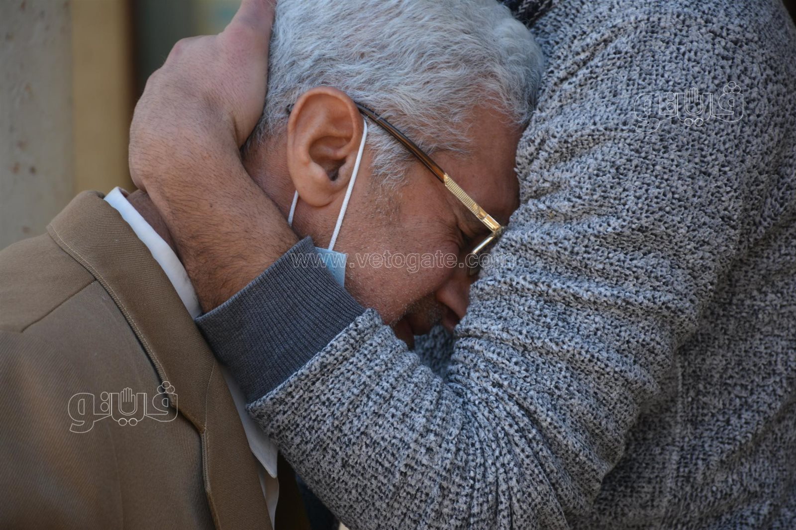 الحزن يسيطر على شقيق أحمد حلاوة فور وصول الجثمان استعدادا لتشييعه (9)