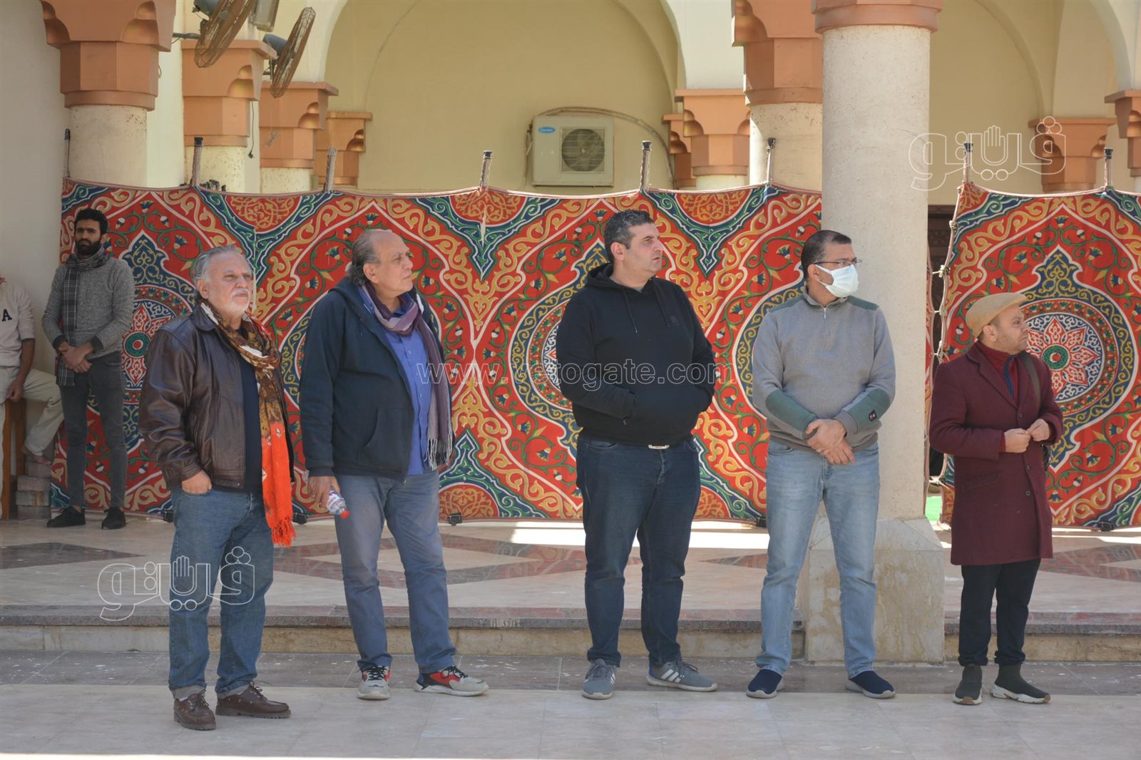 أشرف زكي ونهال عنبر وعصام السقا في جنازة أحمد حلاوة (1)