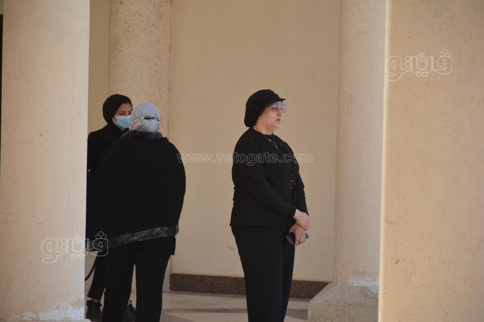 أشرف زكي ونهال عنبر وعصام السقا في جنازة أحمد حلاوة (2)