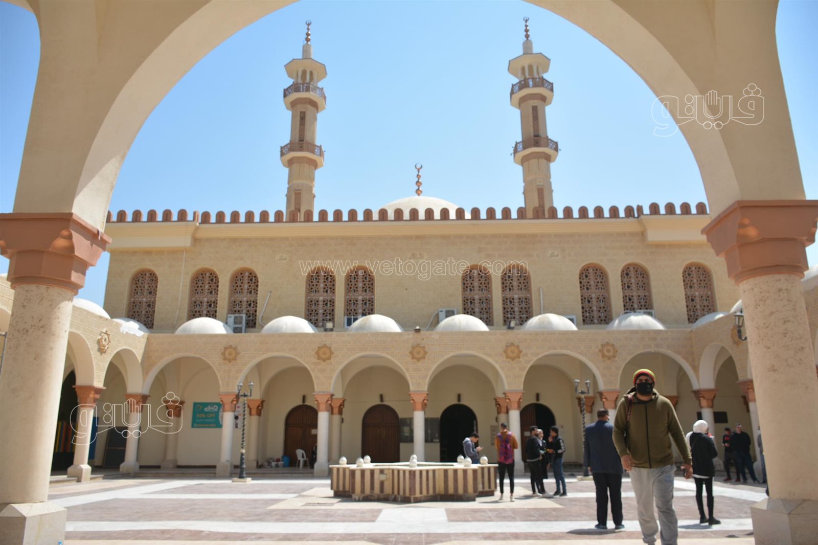 أشرف زكي ونهال عنبر وعصام السقا في جنازة أحمد حلاوة (3)