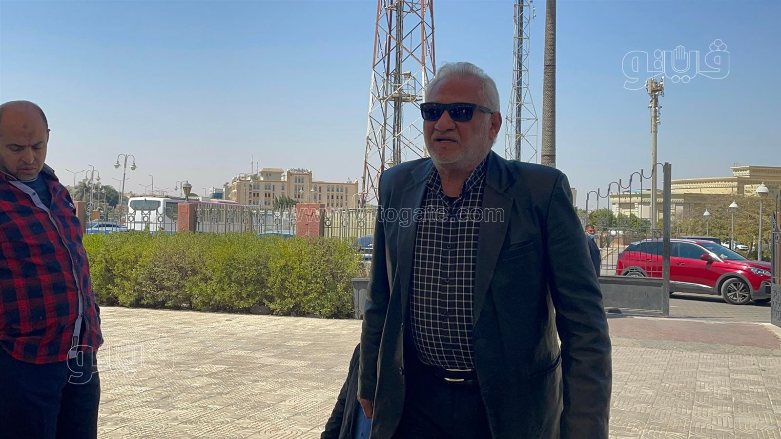 أشرف زكي ونهال عنبر وعصام السقا في جنازة أحمد حلاوة (12)